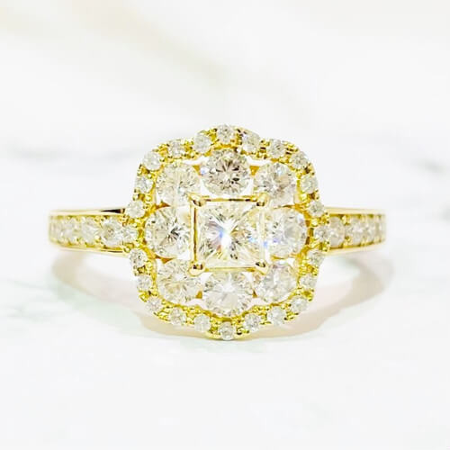 We purchased Diamond Ring 0.30ct/0.83ct K18YG!