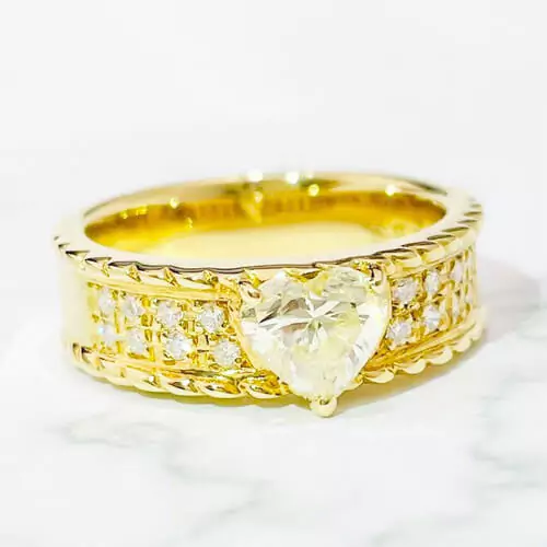 We bought Diamond ring 0.80ct/0.13ct K18YG!